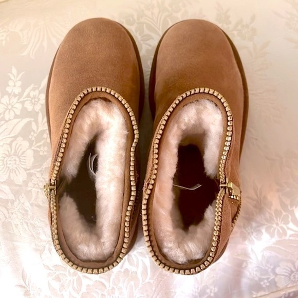 Brand New UGG Mini Florence Slip On Sheepskin Wool Boots Chestnut w/ Gold Tone - Picture 8 of 15